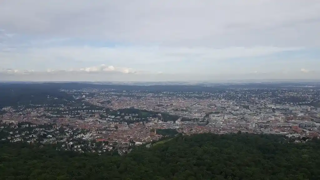 圖二 斯圖加特城鳥瞰，可以看到都市以容積率及建蔽率來調控丘陵地區的開發強度，並保留貫穿城市的綠色風廊（作者攝於2017年）