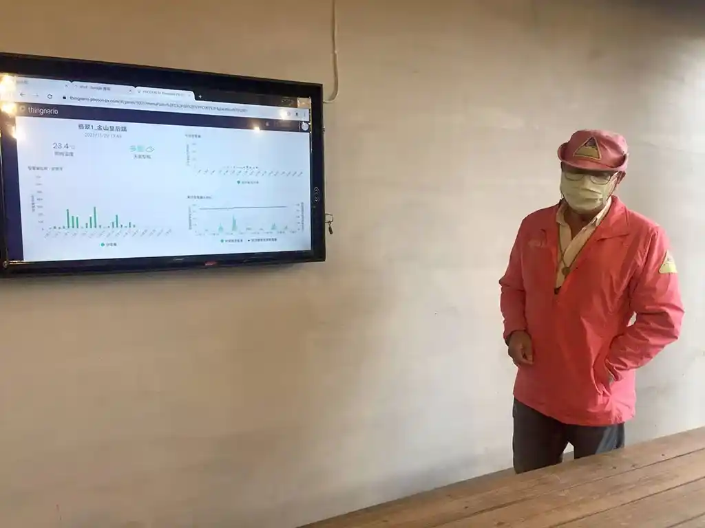 皇后鎮森林露營園區特助郭冠雄解說太陽能即時發電資訊